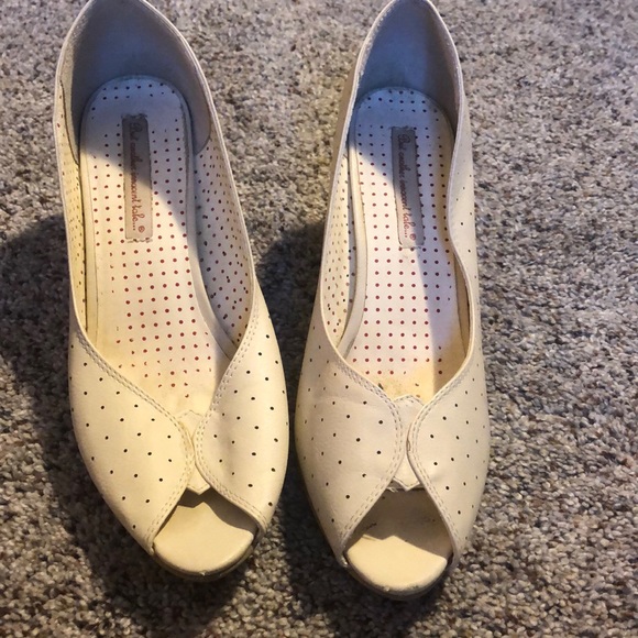Modcloth B.A.I.T. Halina Shoe in Cream size 10! - Picture 2 of 7